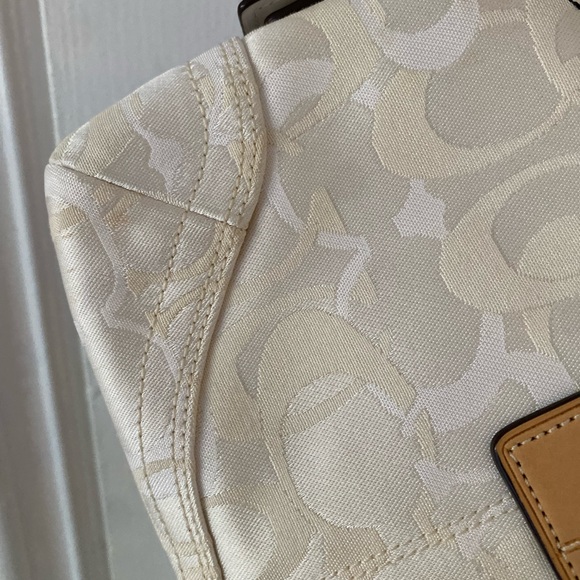 🐝Reposhing this cute unique and beautiful 🐝Coach purse. - Picture 5 of 13